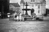Saint-Hubert  Fontaine de la place de l'Abbaye et basilique de Saint-Hubert