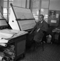  Dessinateur devant sa table de travail