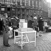 Bruxelles Marchand d'oiseaux sur la grand place de Bruxelles