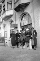 Bruxelles Devant le salon de coiffure Edmond Rigaux 