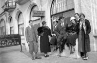 Bruxelles Devant le salon de coiffure Edmond Rigaux - Même maison avenue Louise 242