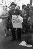 Royaume-uni Vendeur de journaux exhibant la une du journal Evening Standard du 15 août 1945 titré - Deliverance