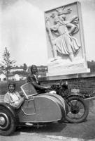  Side-car devant la statue de St Christophe  