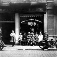 Bruxelles Devant le magasin de moto Norton Breslau - 86 rue Faider à Ixelles