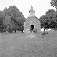 Belvaux La famille devant la Chapelle