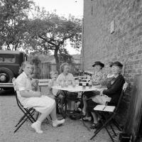  La famille boit un petit verre en terrrasse