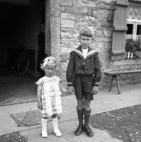  Frère et soeur posent pour le photographe