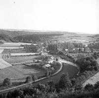  Vue sur le village. La rue du gouffre et le pont