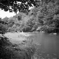  Les enfants jouent au bord de la Lesse