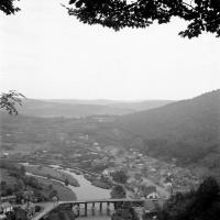  Vue sur le pont réparé provisoirement  et le village