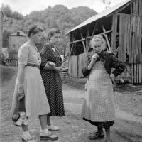 Deux citadines en conversation avec une femme du village