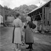  Deux citadines en conversation avec une femme du village