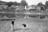 Rouillon La Meuse en chômage devant l'hôtel Belle-vue