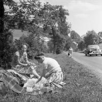 France - Vosges Pique-Nique de la famille au bord de la route 