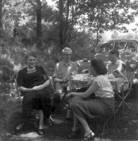  Pique-nique sur un chemin forestier le 16 août 1953