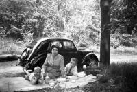 Belgique Pique-nique dans les bois devant la nouvelle Austin A40