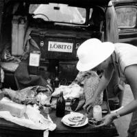  Casse-croûte entre Lobito et Elisabethville à côté de la Renault Colorale