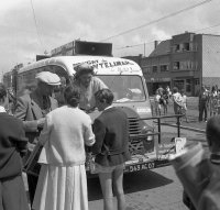  Caravane publicitaire. La camionette du journal le dauphiné libéré.