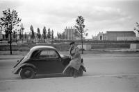 Heysel -Bruxelles Pose devant la nouvelle Fiat topolino 