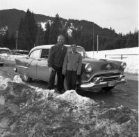 Autriche Petite pose devant l'Oldsmobile