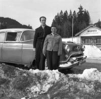  Pose devant l'Oldsmobile et le buffett Tauernblick