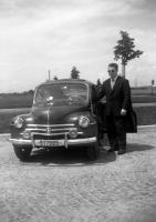  Pose devant la renault 4cv