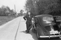  A côté de la nouvelle Renault 4 cv