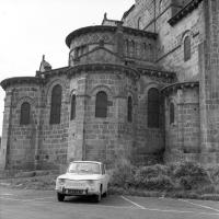 Saint Nectaire Renault 8 devant l'église romane de Saint Nectaire